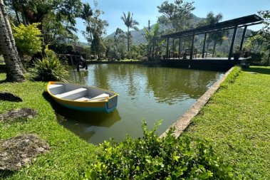 CASA EM CANELINHA  COM 3.800 METROS DE �REA.