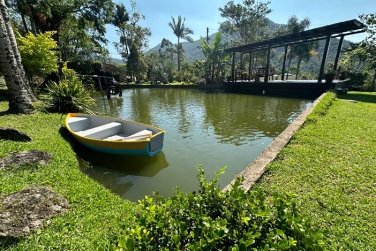 CASA EM CANELINHA  COM 3.800 METROS DE �REA.