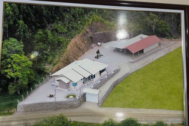 CASA COM 03 DORMITRIOS E 1.327,75M DE REA 