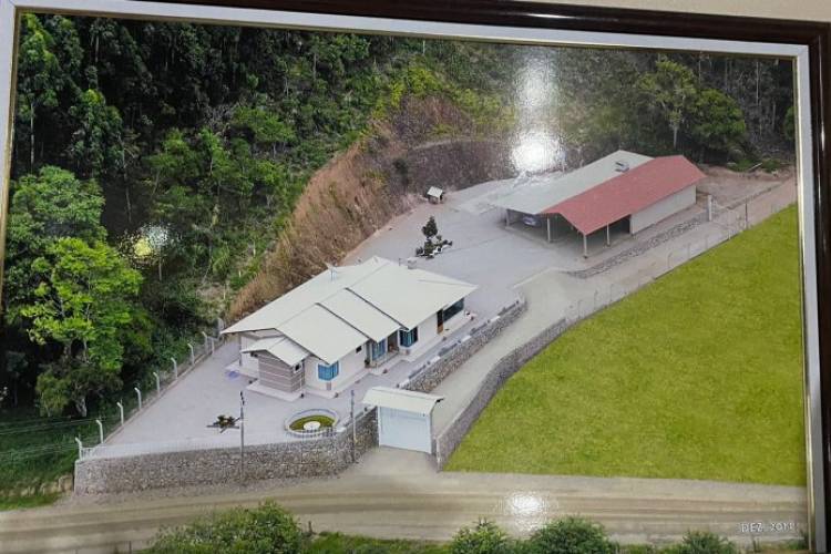 CASA COM 03 DORMIT�RIOS E 1.327,75M� DE �REA 