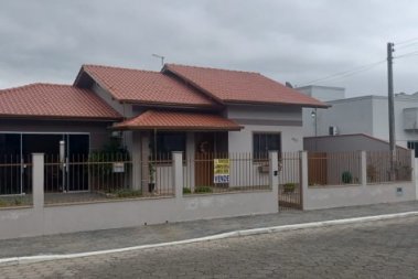 LINDA CASA EM ÁREA NOBRE DE TIJUCAS