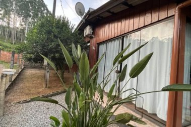 SÍTIO COM AMPLA E COMPLETA CASA.