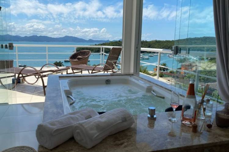 CASA COM 03 SU�TES NA PRAIA DO ARA��.