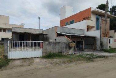 TERRENO NA PRAIA DE BOMBAS COM EDIFICAÇÕES.