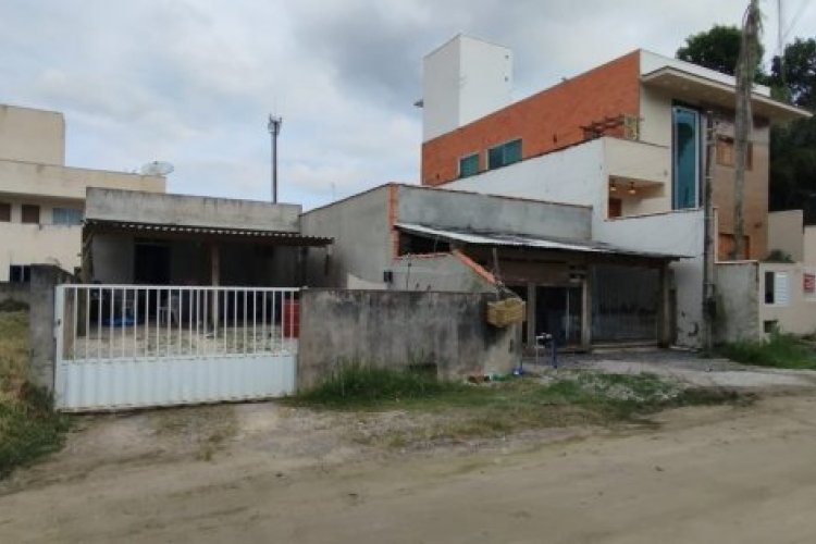 TERRENO NA PRAIA DE BOMBAS COM EDIFICAES.