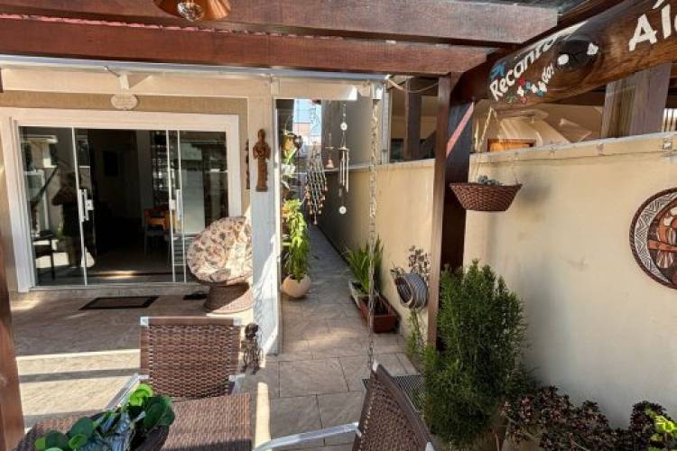 CASA COM 02 DORM. 01 SUTE EM BALN. PEREQU