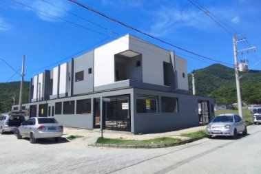 SOBRADO GEMINADO 02 SUÍTES EM PORTO BELO