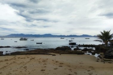 TERRENO COM EDIFICÇÃO NA PRAIA DE ARAÇA