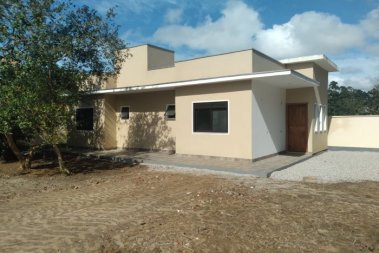CASA NOVINHA COM 03 DORMITÓRIOS.