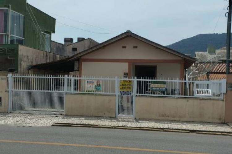 CASA COM 03 DORMITRIOS NO CENTRO DE PORTO BELO.