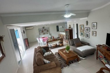 CASA A MENOS DE 30 METROS DO MAR EM PORTO BELO