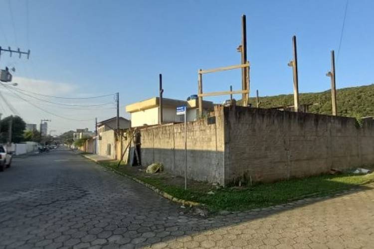 TERRENO COM EDIFICA��O MISTA DE GRANDE VALORIZA��O