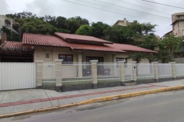 CASA COM 04 DORMITÓRIOS EM PORTO BELO.