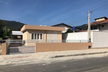 CASA EM AMPLO TERRENO NO CENTRO DE PORTO BELO