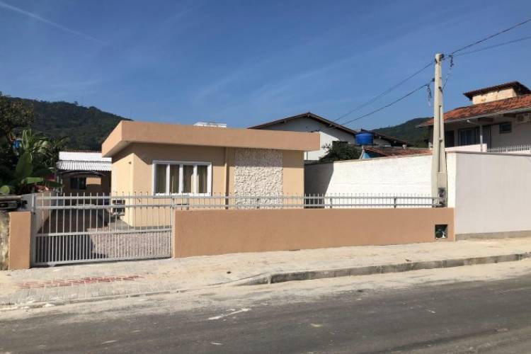 CASA EM AMPLO TERRENO NO CENTRO DE PORTO BELO