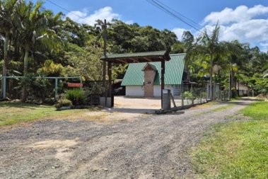 CASA RUSTICA EM SÍTIO.