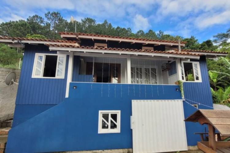 CASA EM MADEIRA COM 03 DORMIT�RIOS 