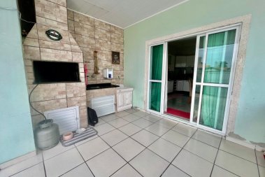 CASA FRENTE AVENIDA COM TRÊS DORMITORIOS