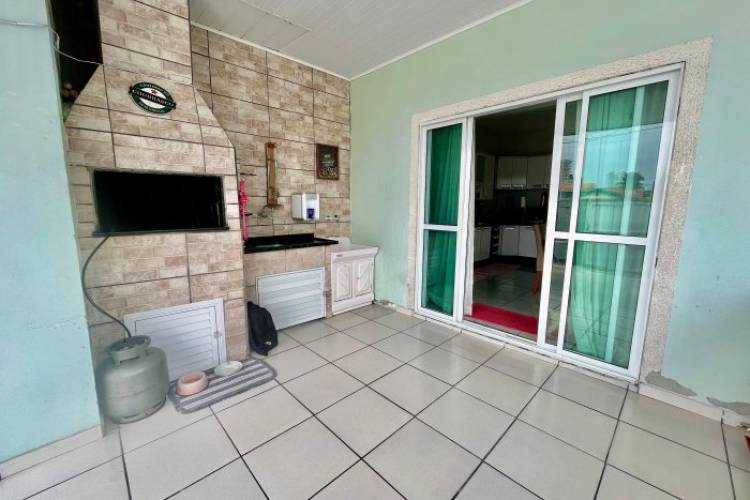 CASA FRENTE AVENIDA COM TRS DORMITORIOS