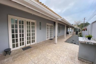 CASA COM 03 DORMITÓRIOS A MENOS DE 600 M DO MAR