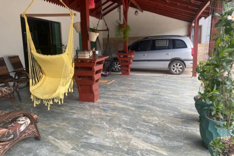 CASA COM 03 DORMIT�RIOS NO CENTRO DE PORTO BELO.