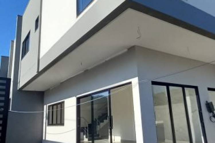 SOBRADO GEMINADO  03 SU�TES NO VILA NOVA.