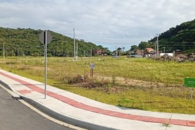 TERRENO EM LOTEAMENTO PRONTO PARA CONSTRUIR.