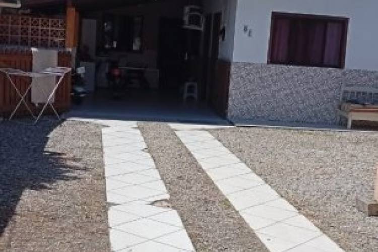 CASA COM 03 DORMIT�RIOS EM PORTO BELO
