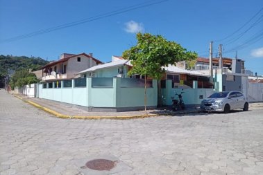 CASA COM 03 DORMIT�RIOS NA PRAIA DE BOMBAS