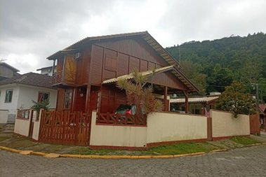 CASA ESTILO SOBRADO EM MADEIRA 