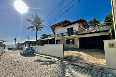 CASA COM 4 DORM.EM BOMBINHAS