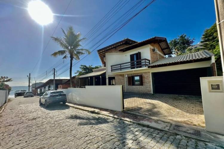 CASA COM 4 DORM.EM BOMBINHAS 